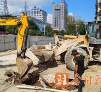 被爆操逼好爽视频高温下的坚守｜道路建设者用汗水铺就畅通路